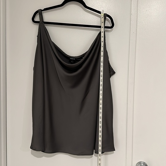 Torrid 5 Plus, Grey short sleeve blouse (Never worn, tag fell) - Picture 2 of 5